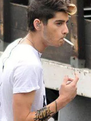 One Direction singer Zayn Malik smoking an E-Cig